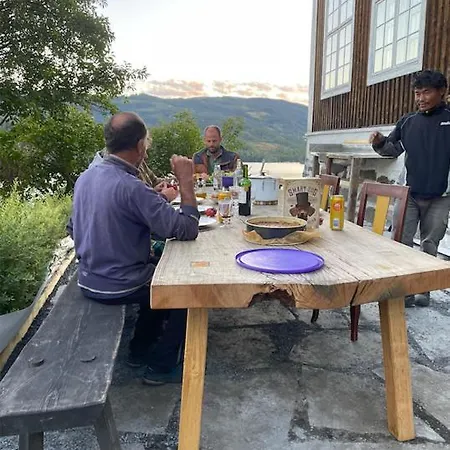 Apartamento Experience Jotunheimen From Vevstogo - Sauna With A View And Eco Living In An Old School Building